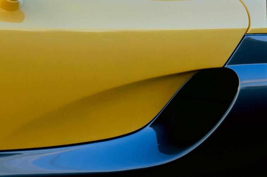 Детали экстерьера Renault Sport Spider 1995 года  (фото 48 из 76)